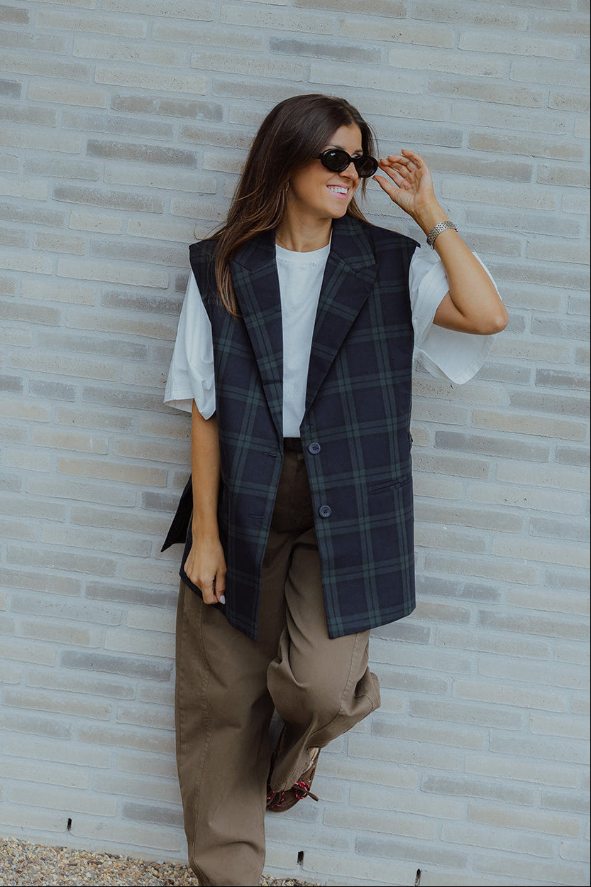 PRE-ORDER Jules sleeveless blazer